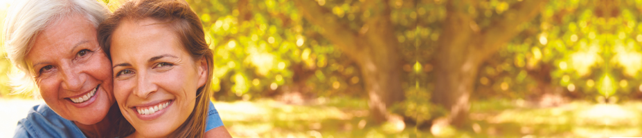 une mere et sa fille sous un arbre