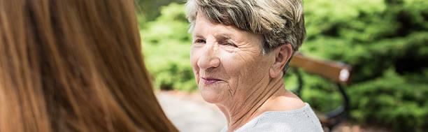 femmes en discussion au soleil