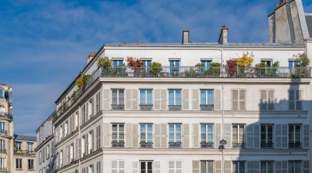 immeuble façade blanche - ciel bleu